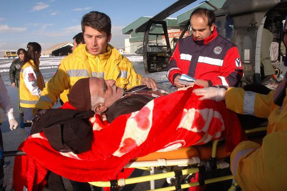 Kardan Yolu Kapanan Köydeki Hastalar Askeri Helikopterle Kurtarıldı
