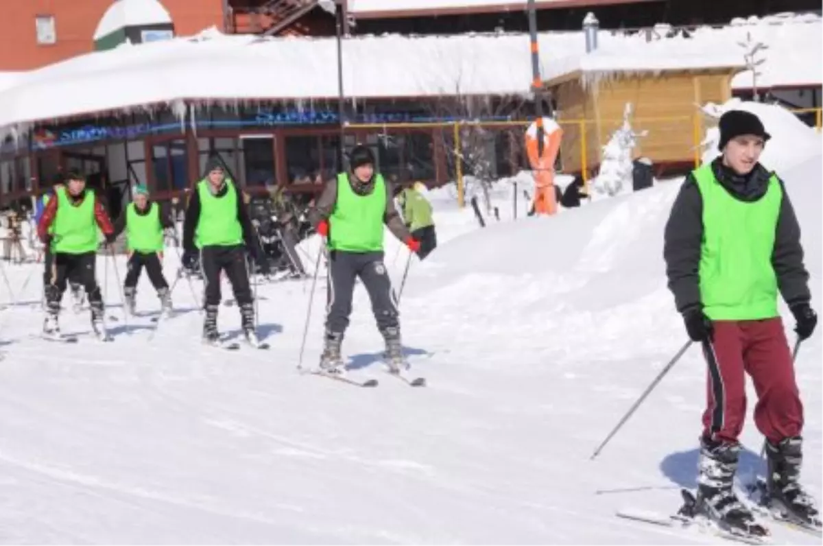 Kartepeli Çocuklar Kayak Yapmayı Öğreniyor