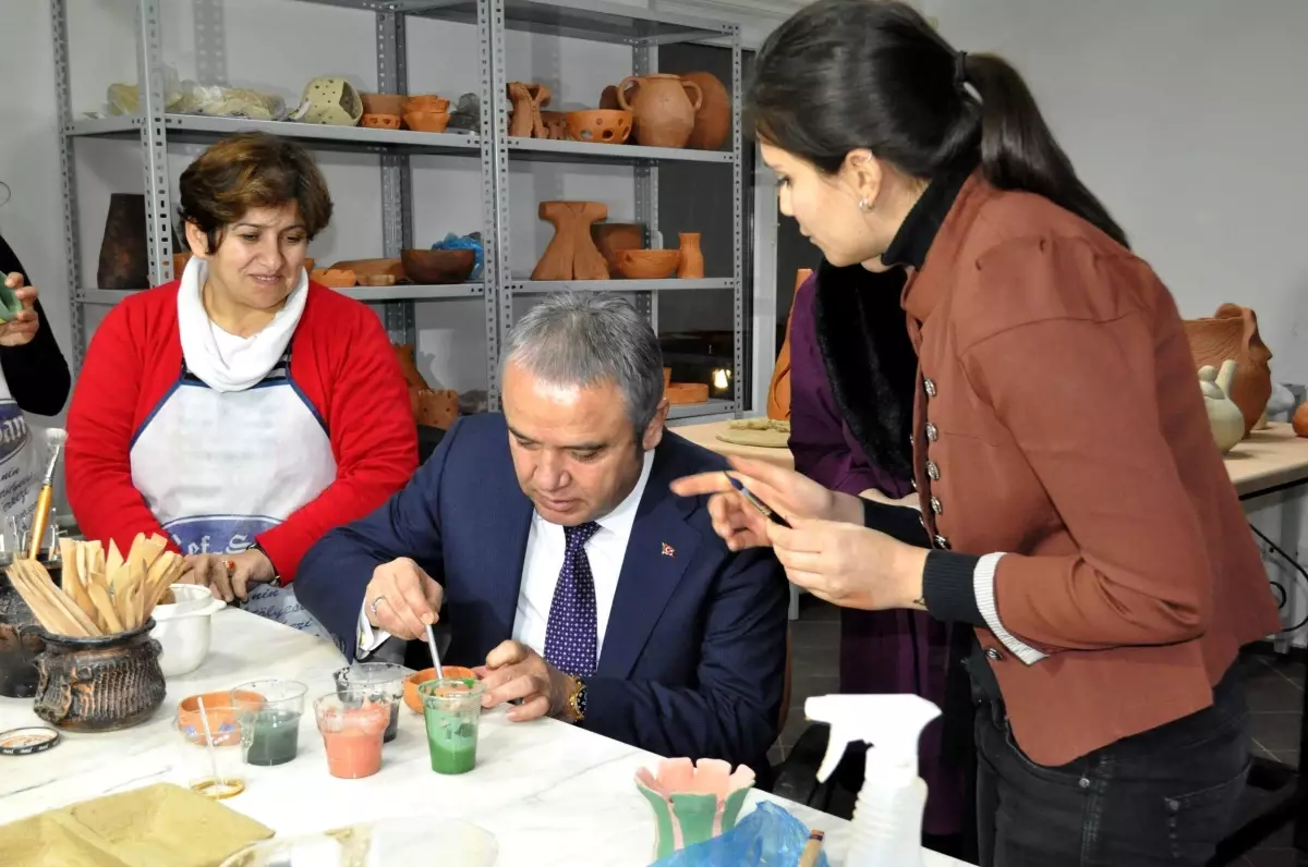 Konyaaltı Belediyesi\'nin 14 Yıl Boyunca Hizmet Verdiği Eski Binası, Sanat Eğitim Merkezi Haline...