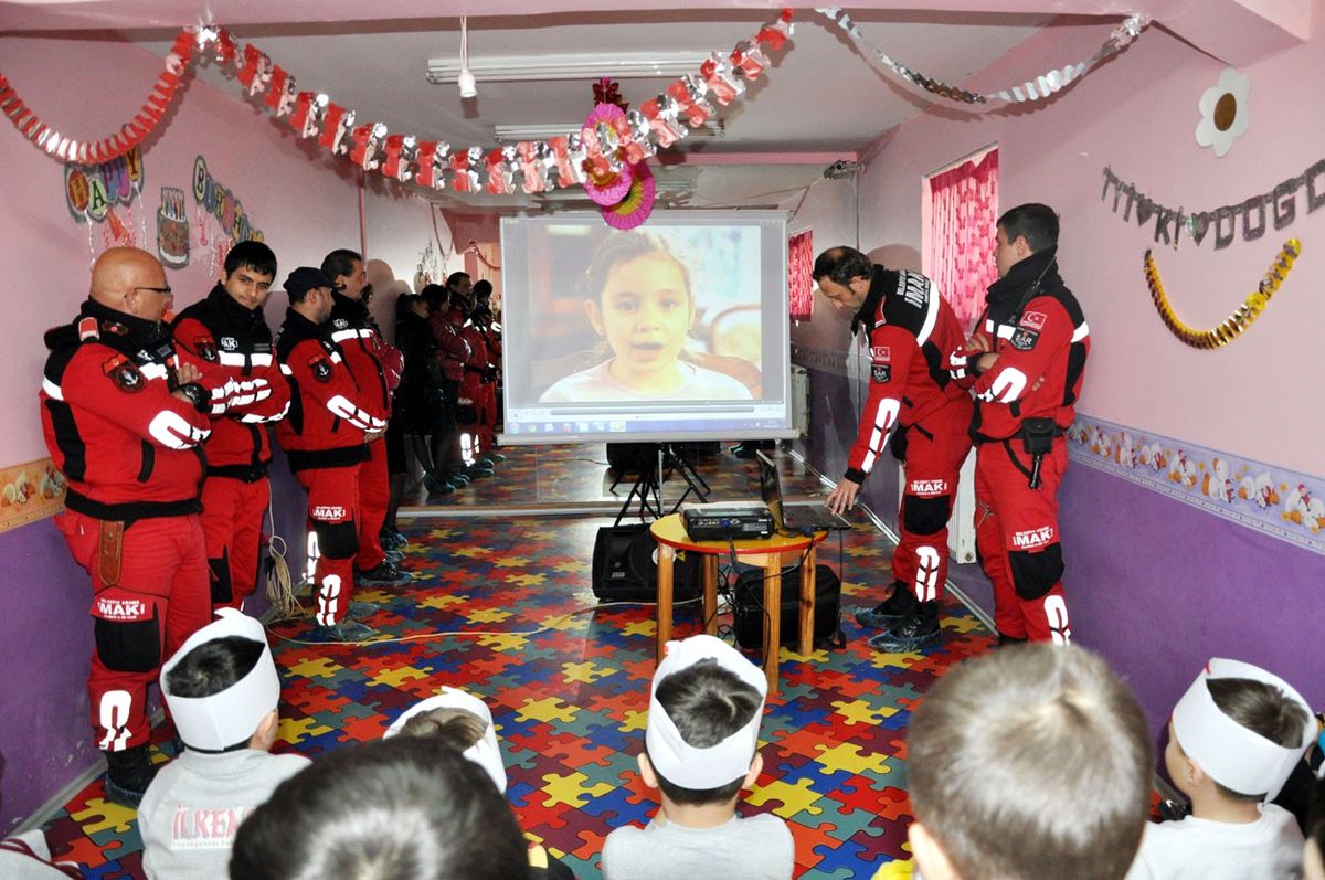 Mak\'tan Miniklere Eğitim
