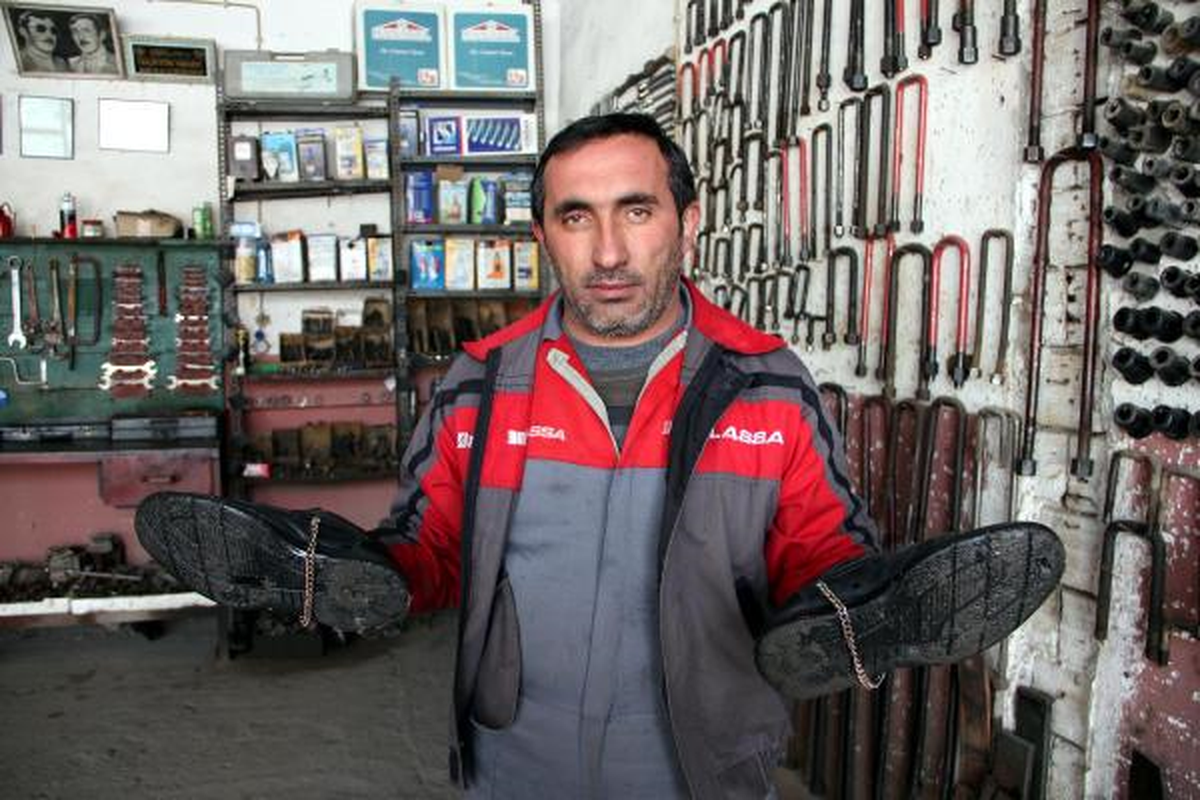 Oto Makas Ustasından Kar ve Buzda Kayan Ayakkabılara Zincir