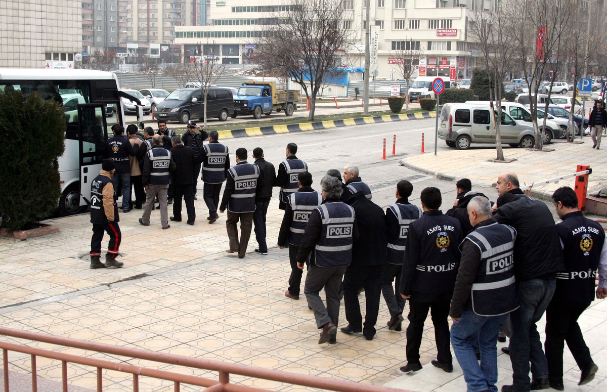 Polisten Oto Hırsızlığı Şebekesine Darbe