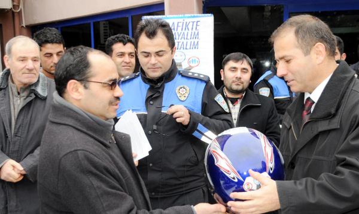 Şanlıurfa Emniyeti\'nden Kask Takan Sürücüye Motosiklet