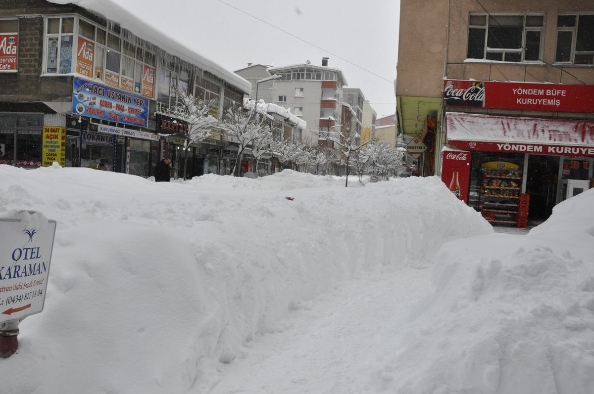 Tatvan\'da Kar Yağışı 7 Gün Sonra Durdu