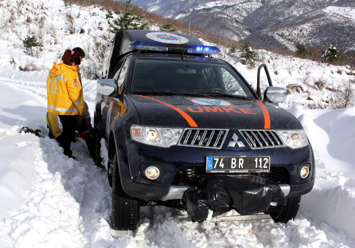 Umke Ekibi Yarım Metre Karda Hasta Kurtardı