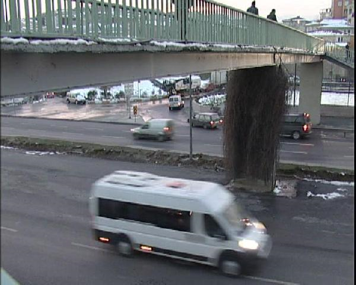 Üst Geçitten Beton Yağdı