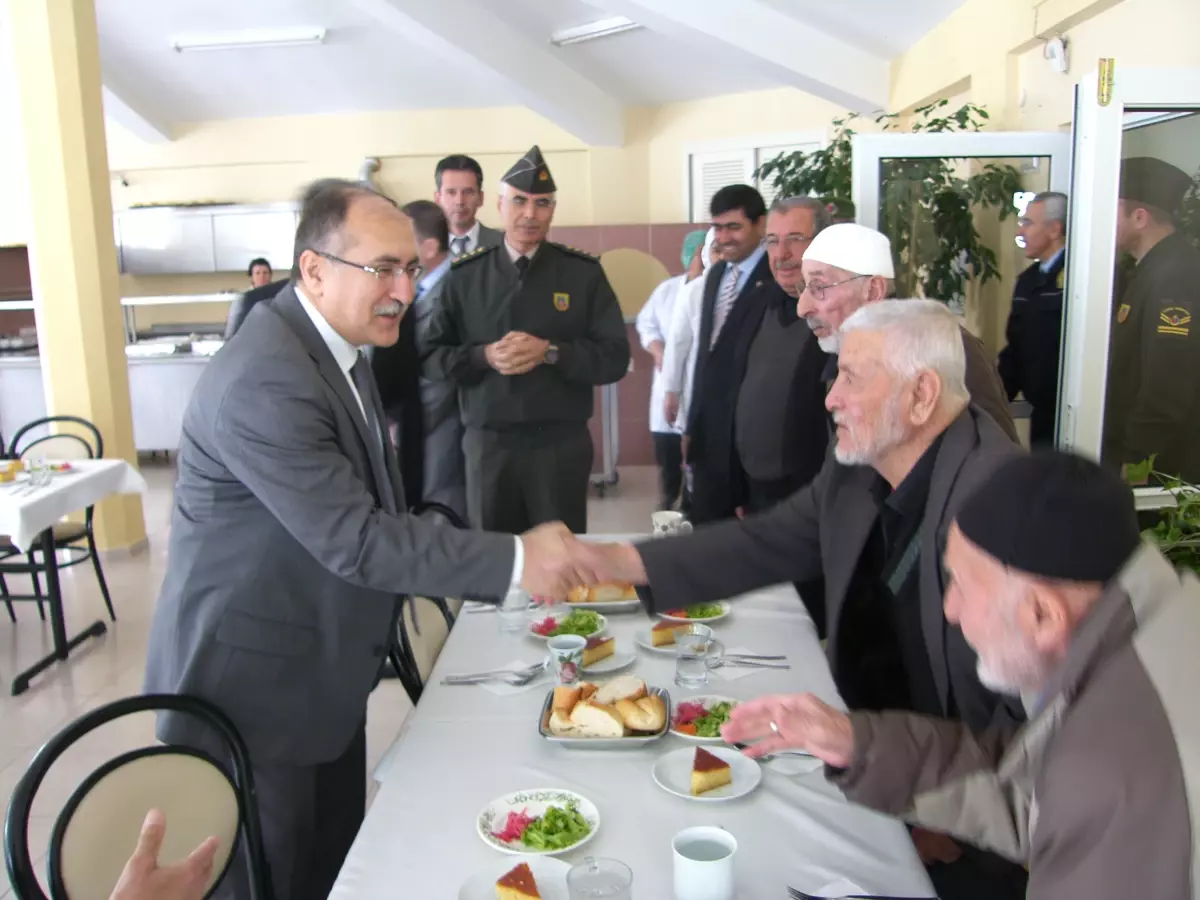 Vali Savaş'tan Huzurevi Ziyareti