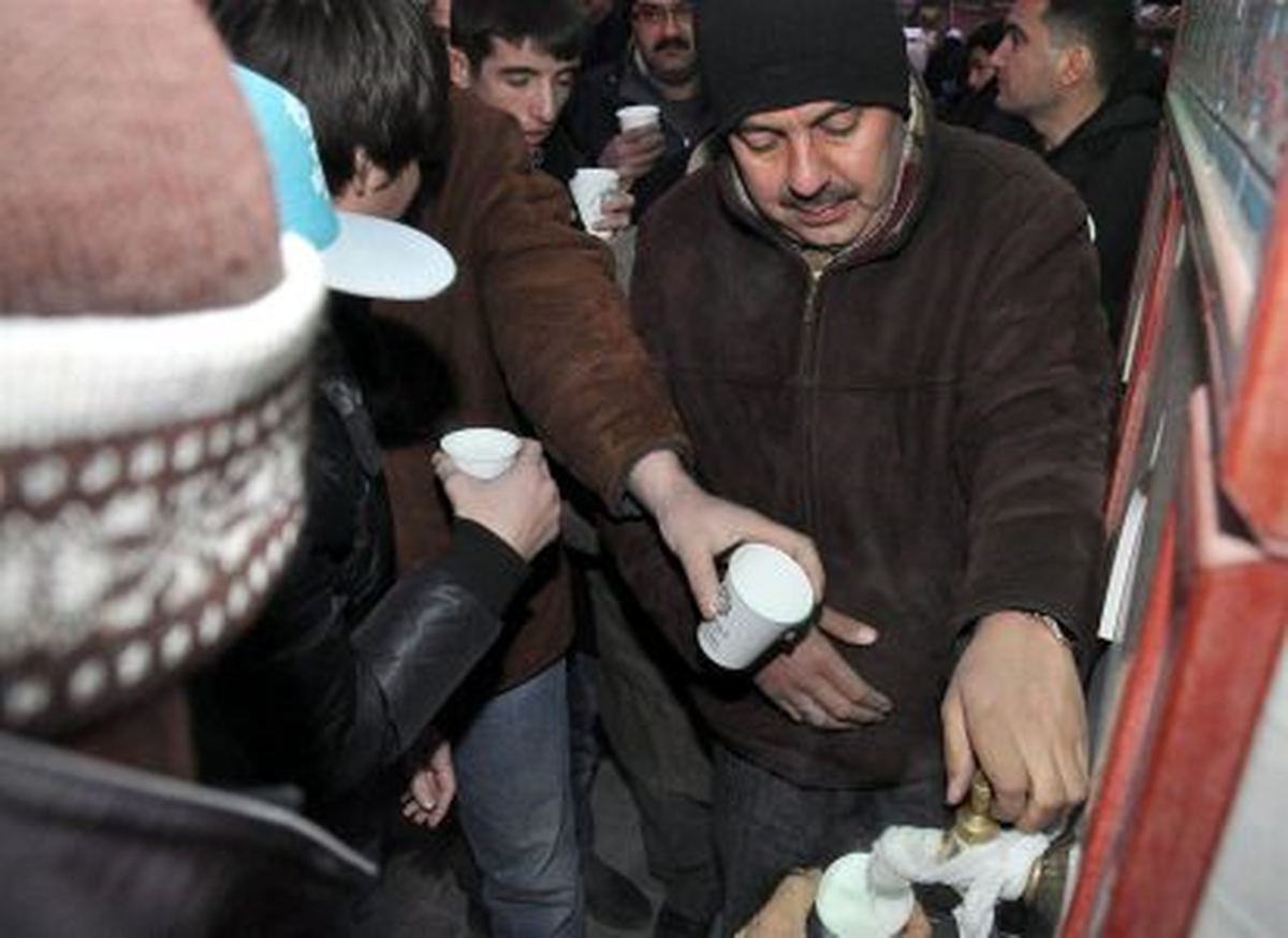 Vatandaşlara Namaz Sonrası Süt İkram Ediliyor