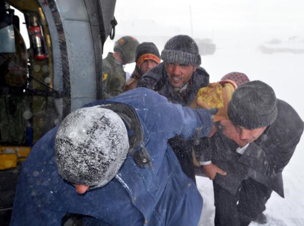 Yolu Kardan Kapalı Köydeki Hamile Kadının Yardımına Askeri Helikopter Yetişti