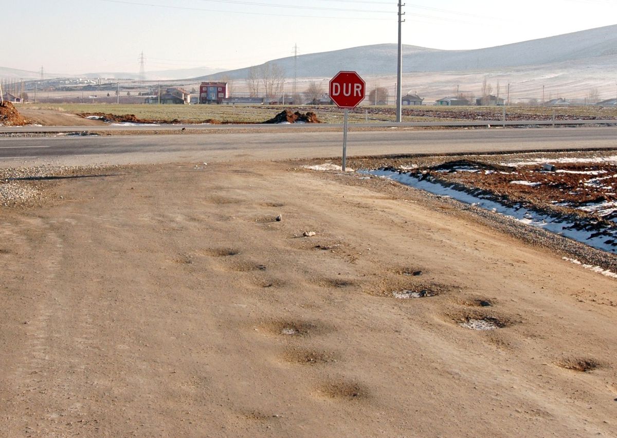 Altıntaş\'ta Kışın Çilesi Bozuk Yollar