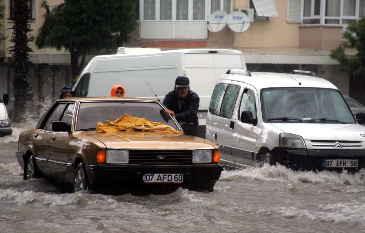 Antalya\'da Sağanak Hava Ulaşımını Olumsuz Etkiledi