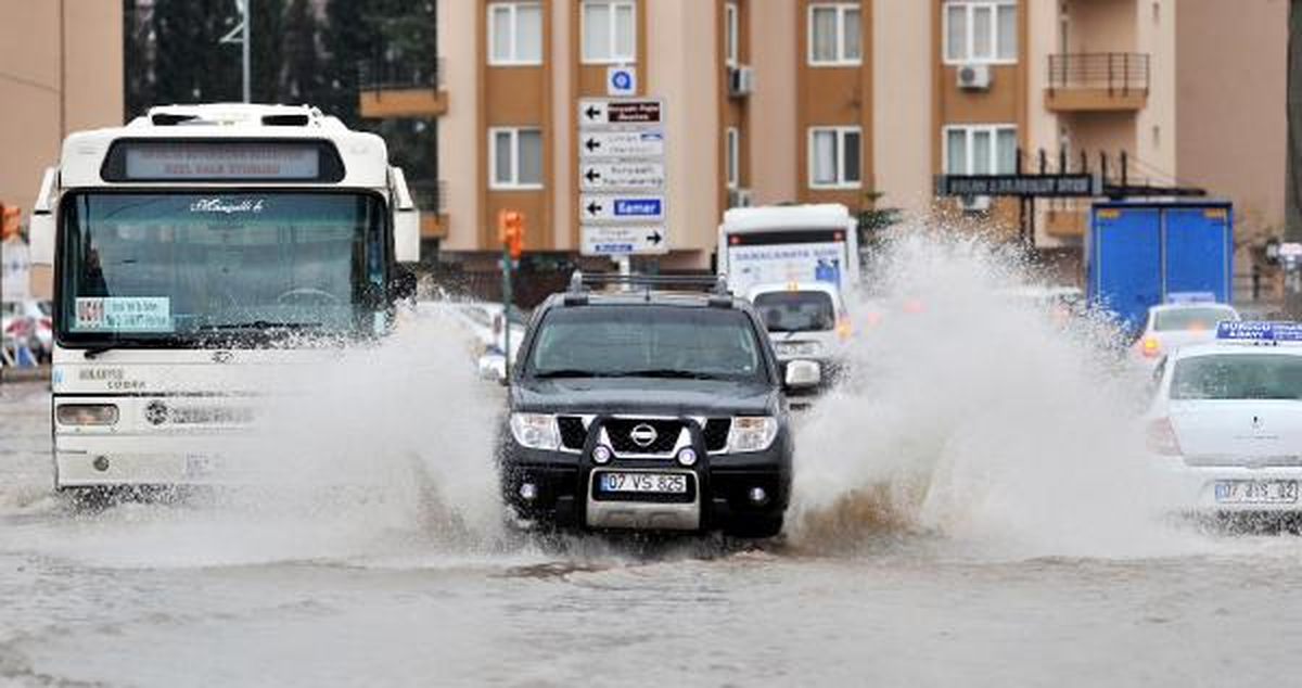 Antalya\'da Yağmur Hayatı Felç Etti
