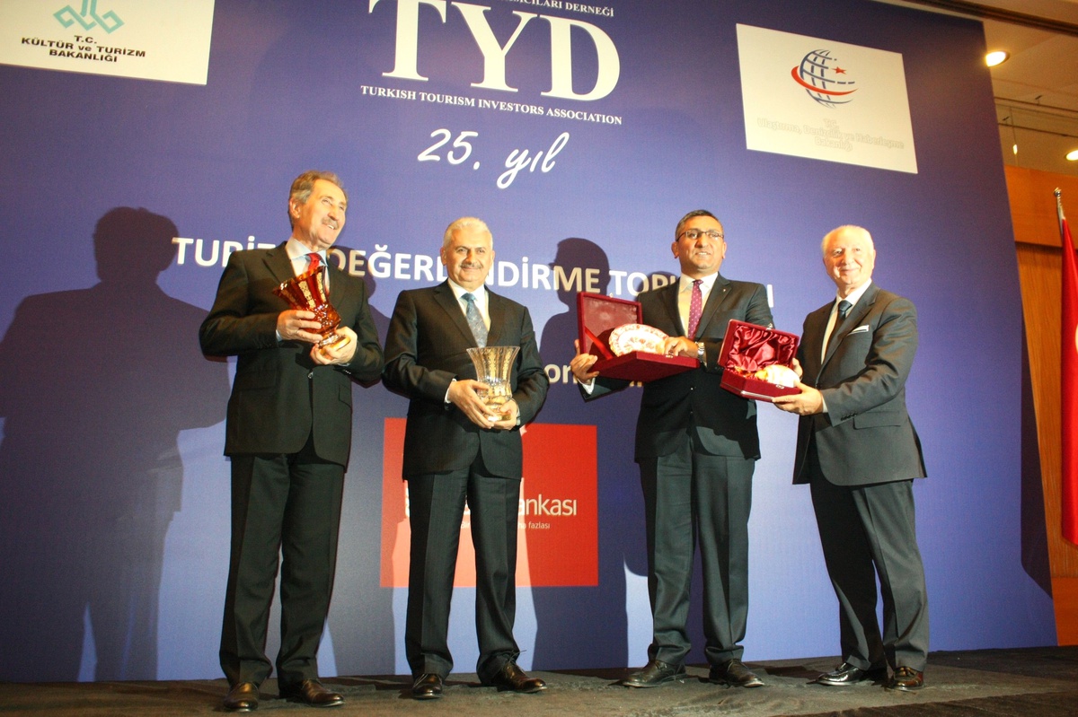 Bakanı Binali Yıldırım, Kızılay Bağışçılarına Ödül Törenine Katıldı