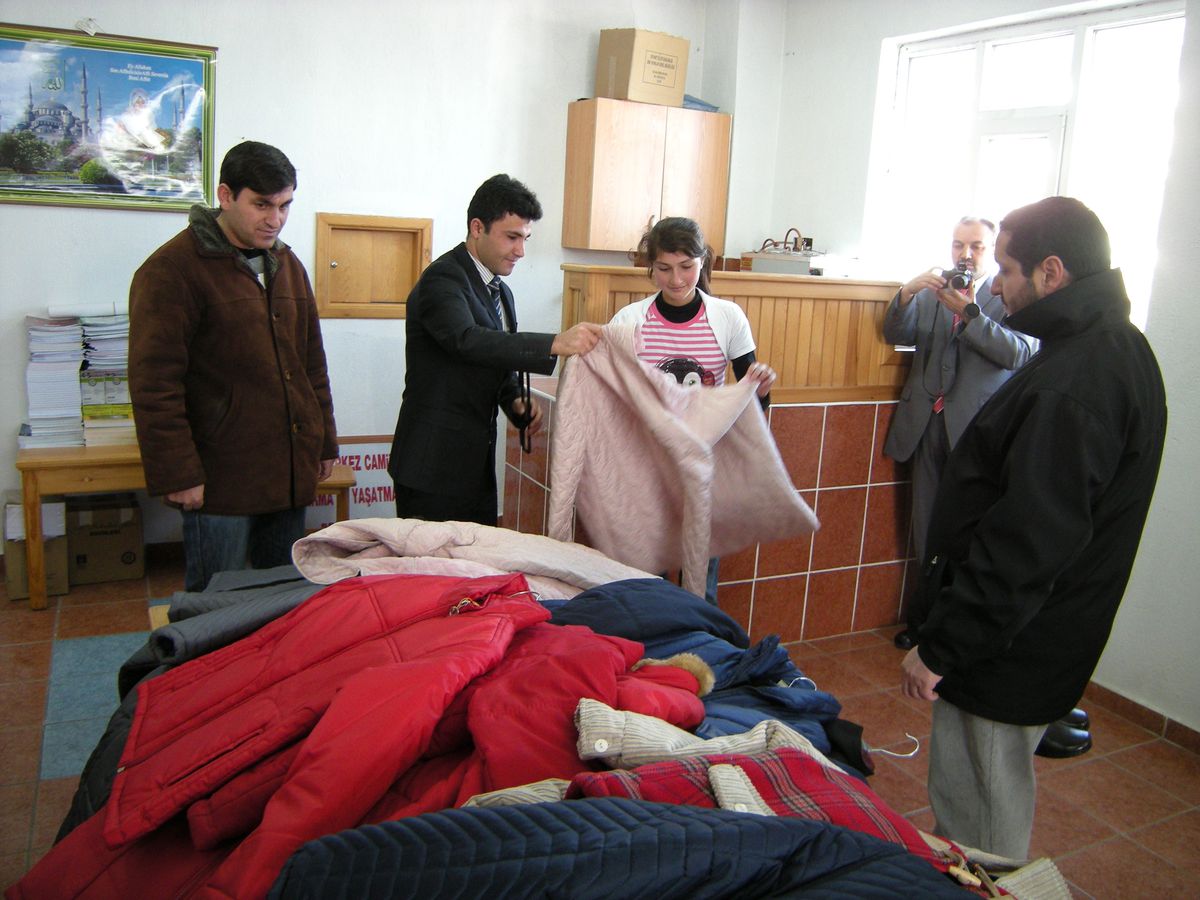 Başarılı Öğrencilere Kışlık Elbise Verildi