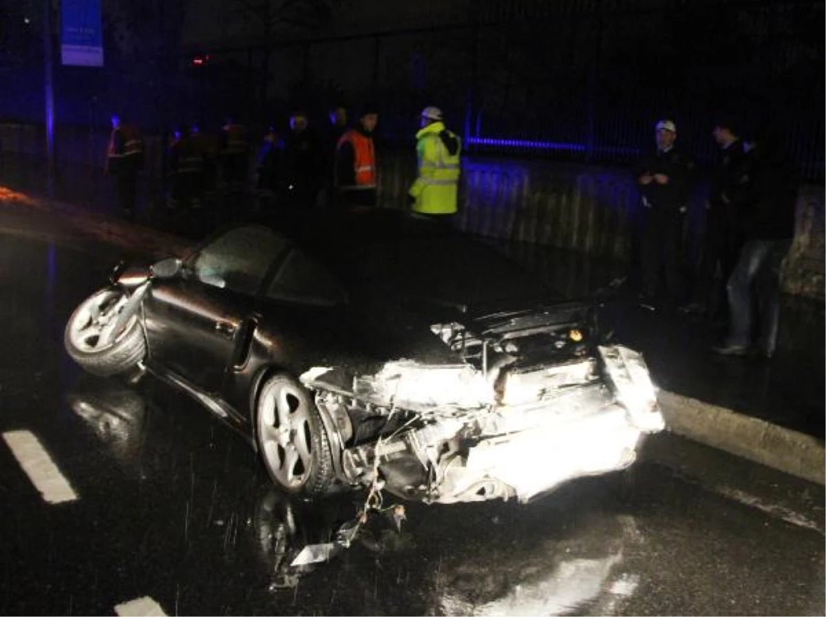 / Başarılı Türk Yarış Pilotu Lüks Otomobiliyle Kaza Yaptı