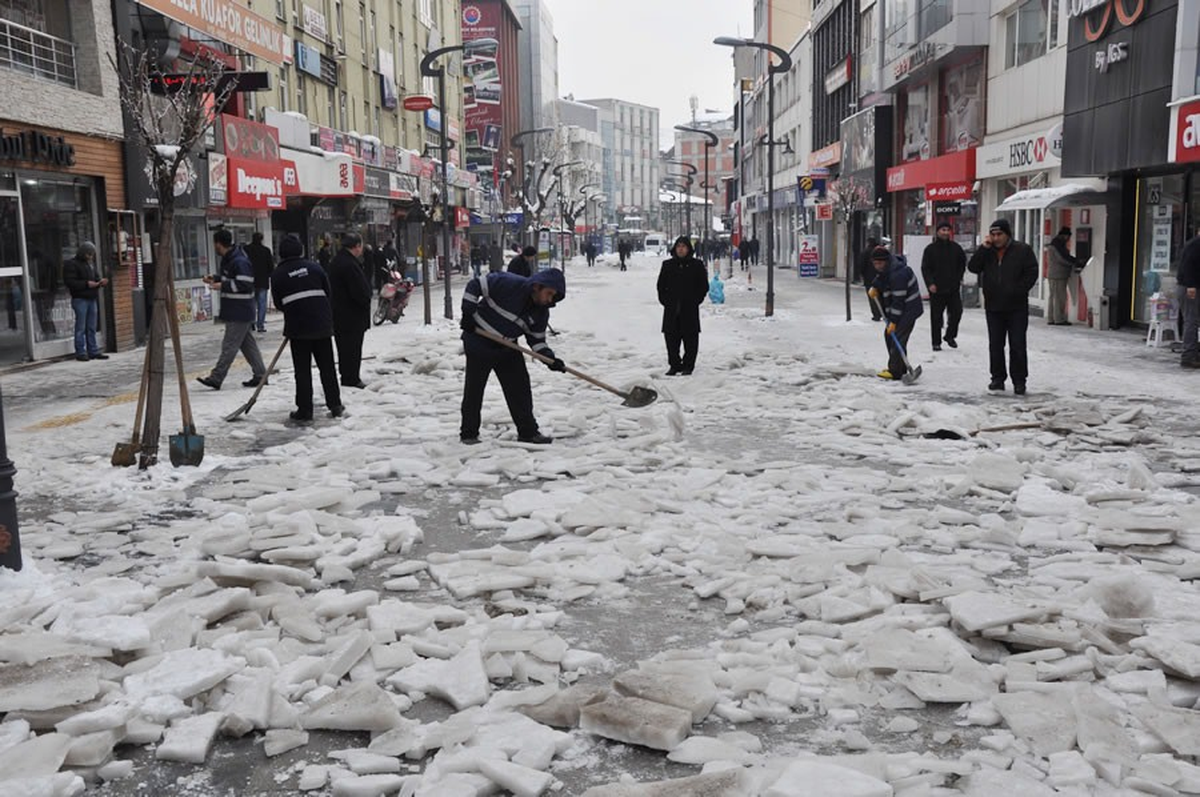 Belediyeden Kar Temizleme Çalışması