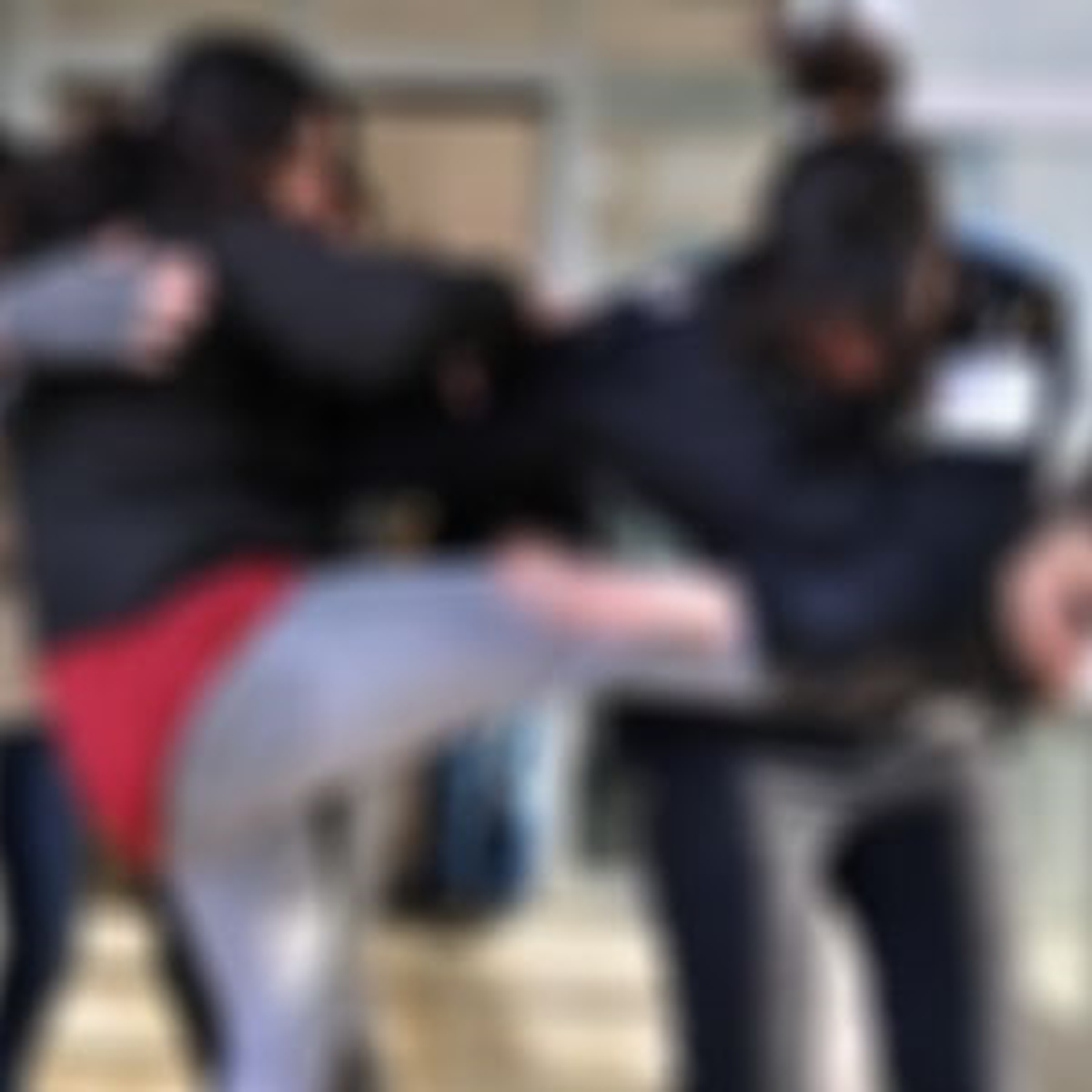 Bıçaklı Kavgaya Karışan Oğluna, Adliye Önünde Tekme Attı