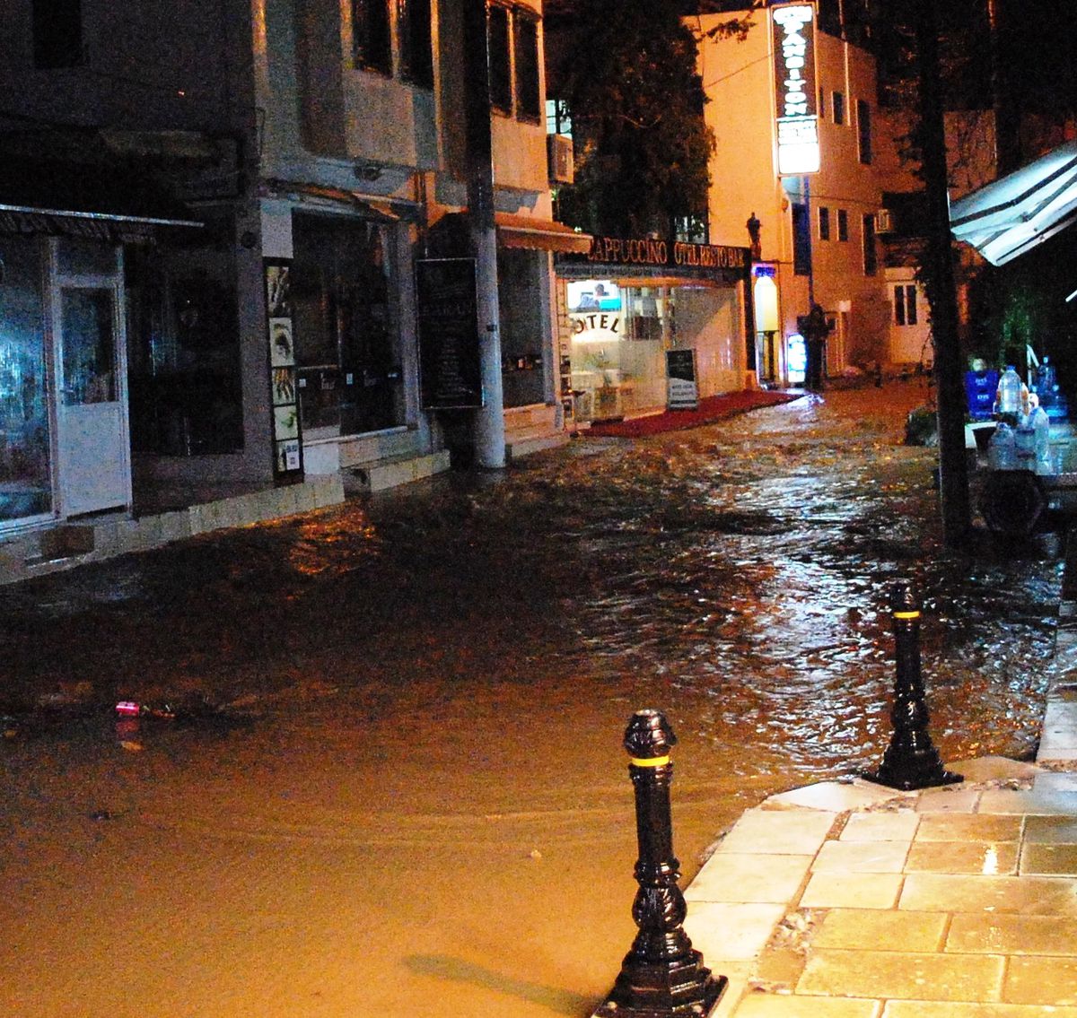 Bodrum\'da Sokaklar Göle Döndü