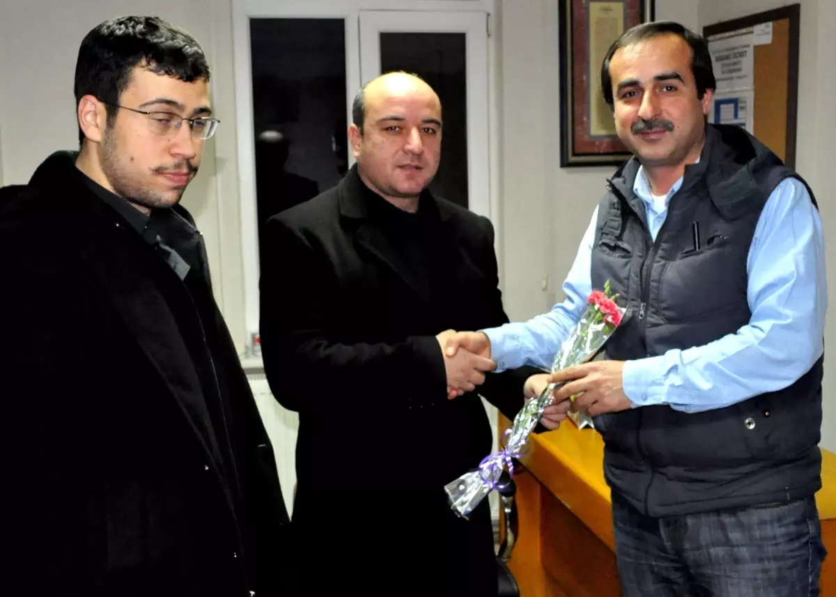 Cankaloğlu\'ndan Gazetecilere Karanfil