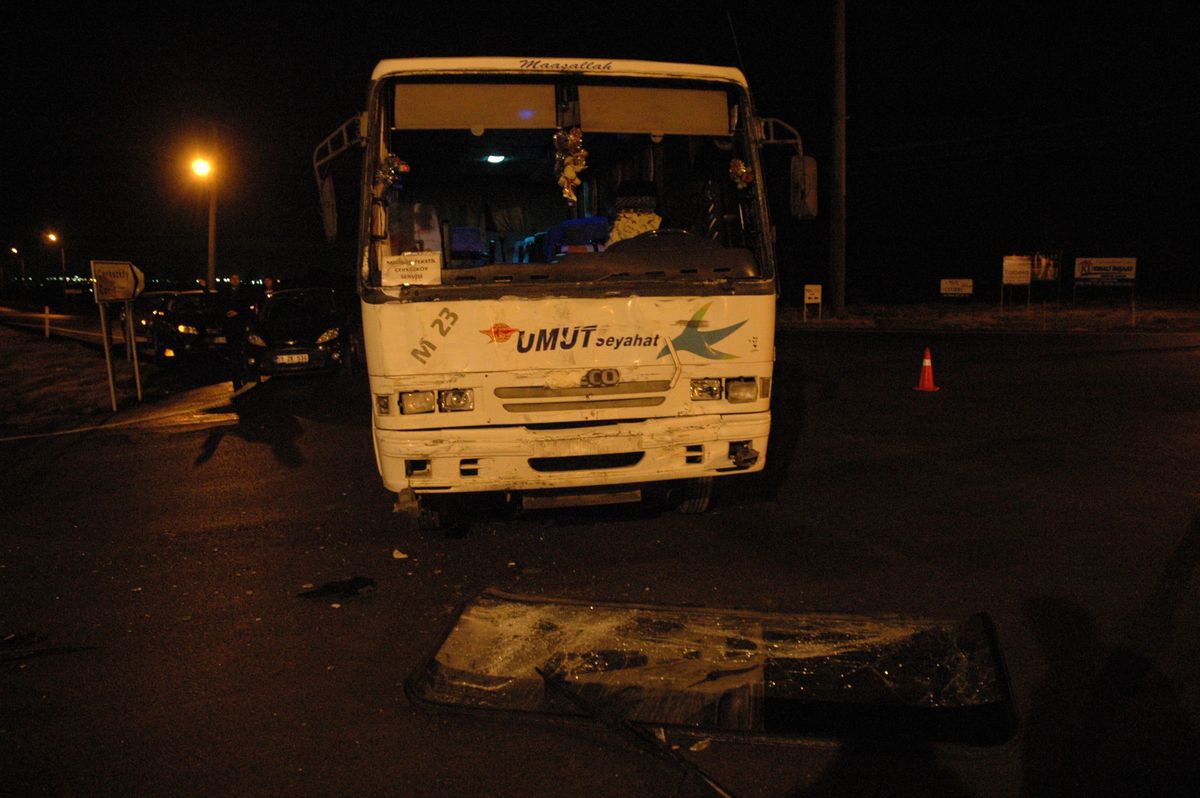 Çorlu\'da İki Servis Minibüsü Çarpıştı: 9 Yaralı
