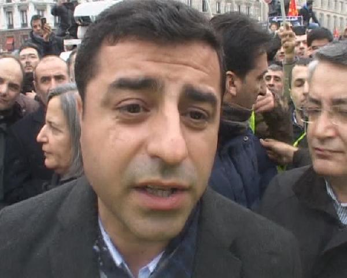 Demirtaş.Başbakan Fransa Cumhurbaşkanını Sorgulayacağına Cinayetlerin Ortaya Çıkması İçin Çaba...