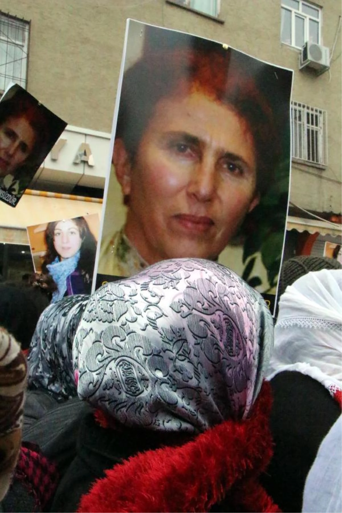 Diyarbakır\'da Kadınlar Paris\'te Öldürülen 3 Kadın PKK\'lı İçin Yürüdü