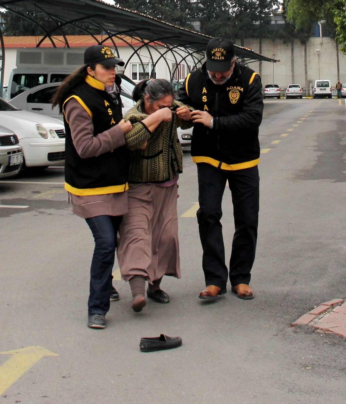 Dolandırıcılık Zanlısı Falcı Kadın, Gazetecilere Terlik Fırlattı