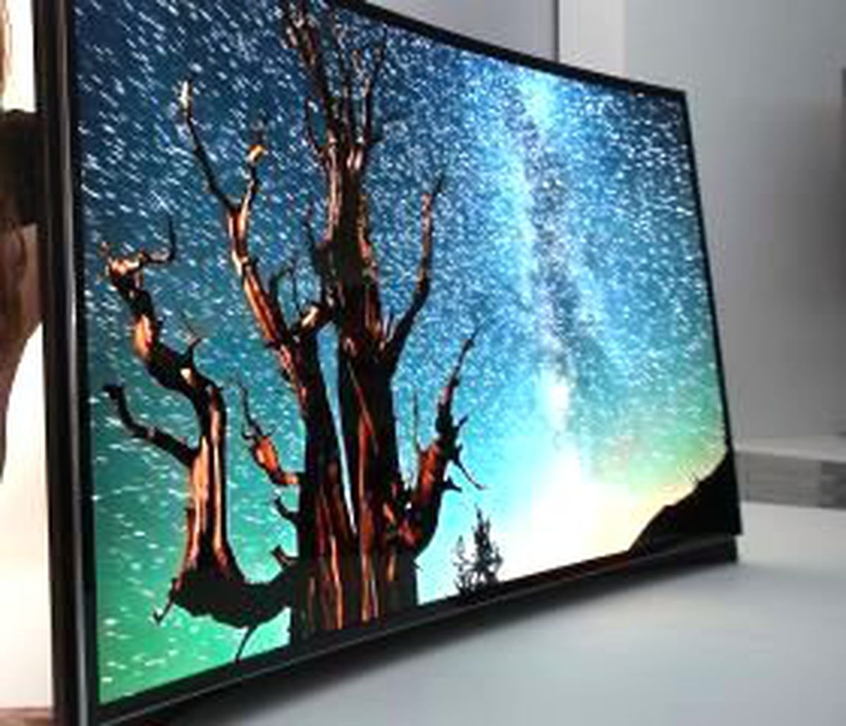 Dünyanın İlk Kavisli Oled Tv\'si