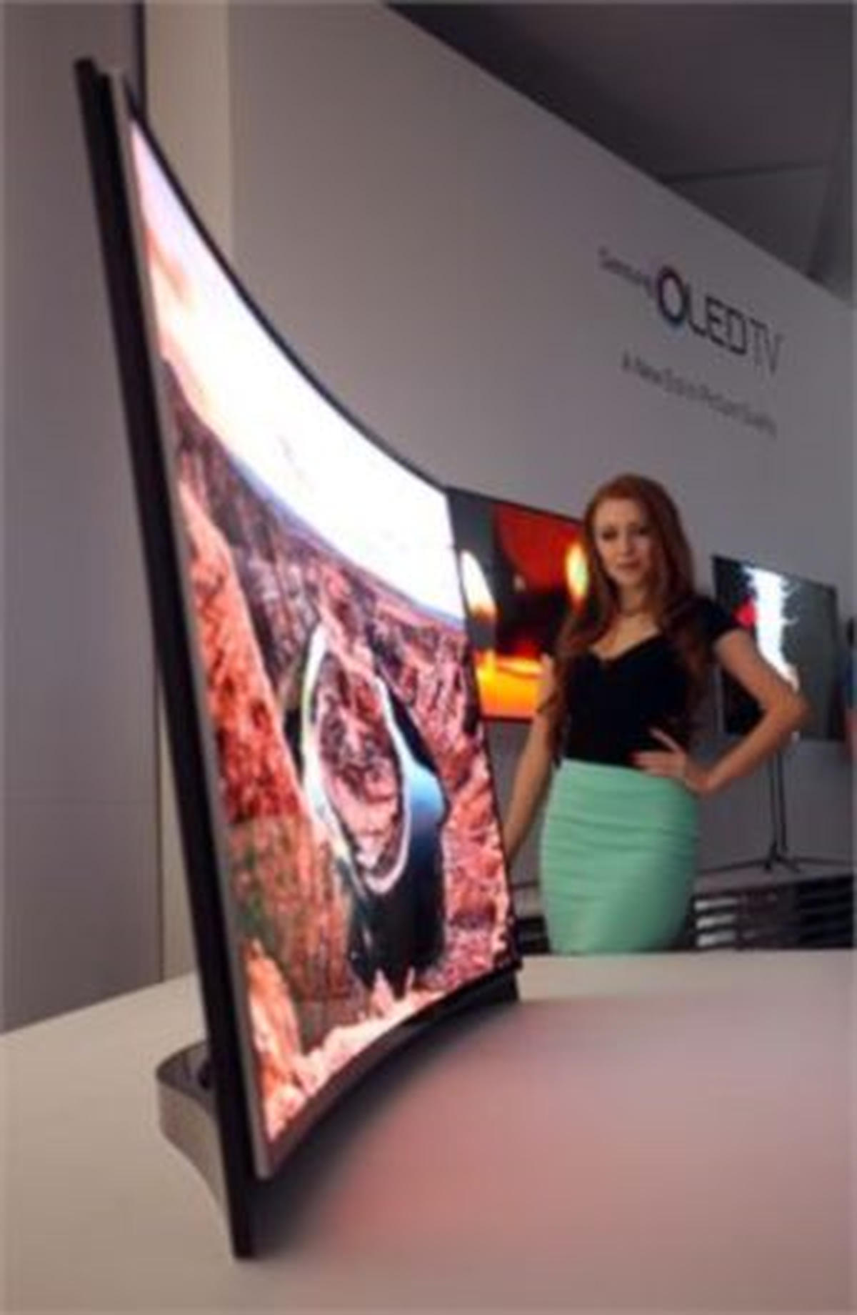 Dünyanın İlk Kavisli OLED TV\'si CES 2013\'te
