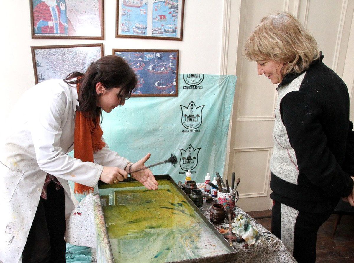 Ebru Sanatı Üç Yıldır Basmane'de Can Buluyor