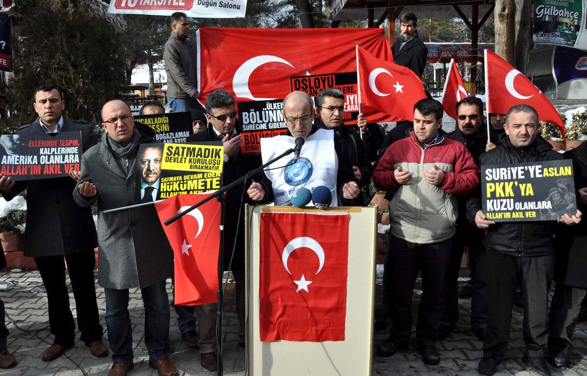 Eğitim Sen Üyelerinden Hükümete "Dualı" Protesto