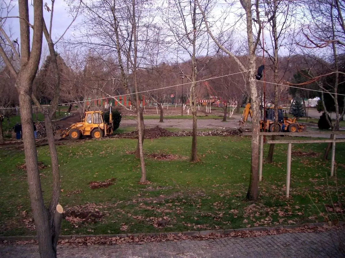 Gönen\'de Şehir Parkı Yenileme Çalışmaları Devam Ediyor