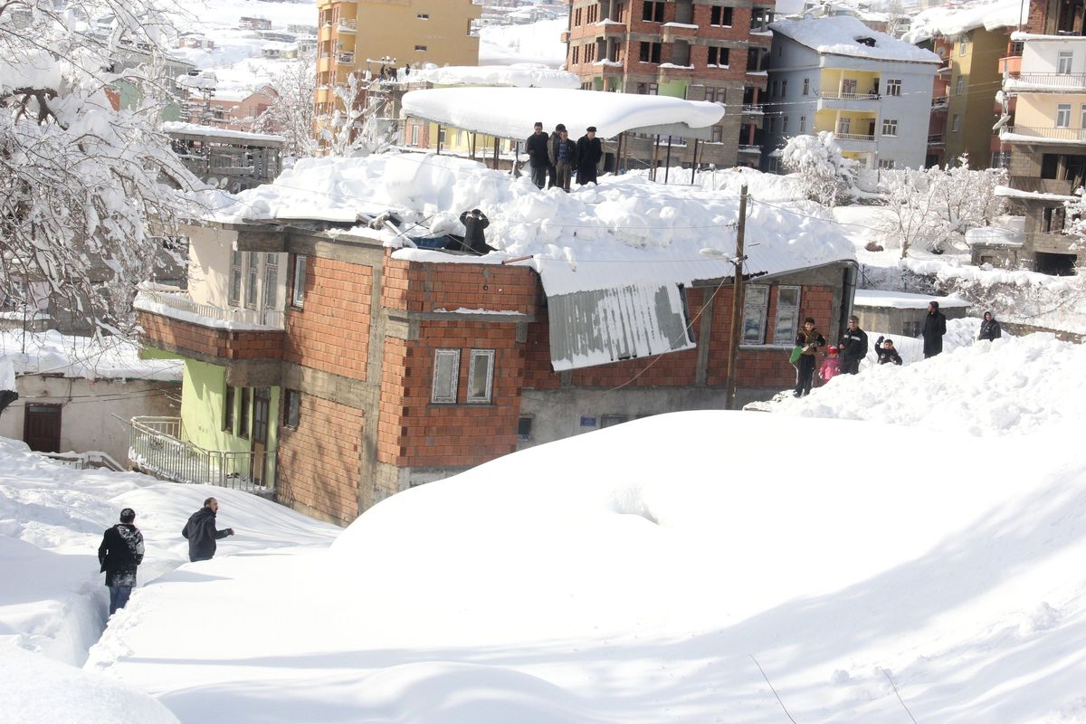 Hakkari\'de Çatılar Çökmeye Devam Ediyor