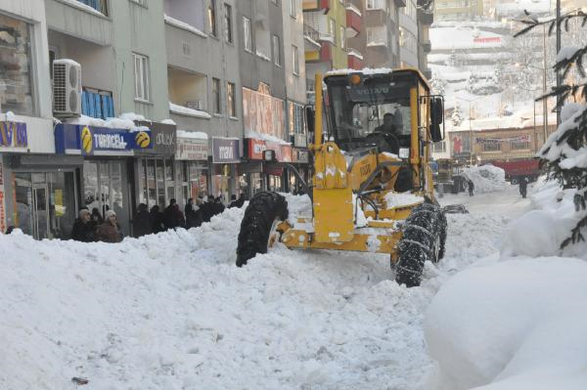 Hakkari\'de Karlar Kamyonla Taşınıyor