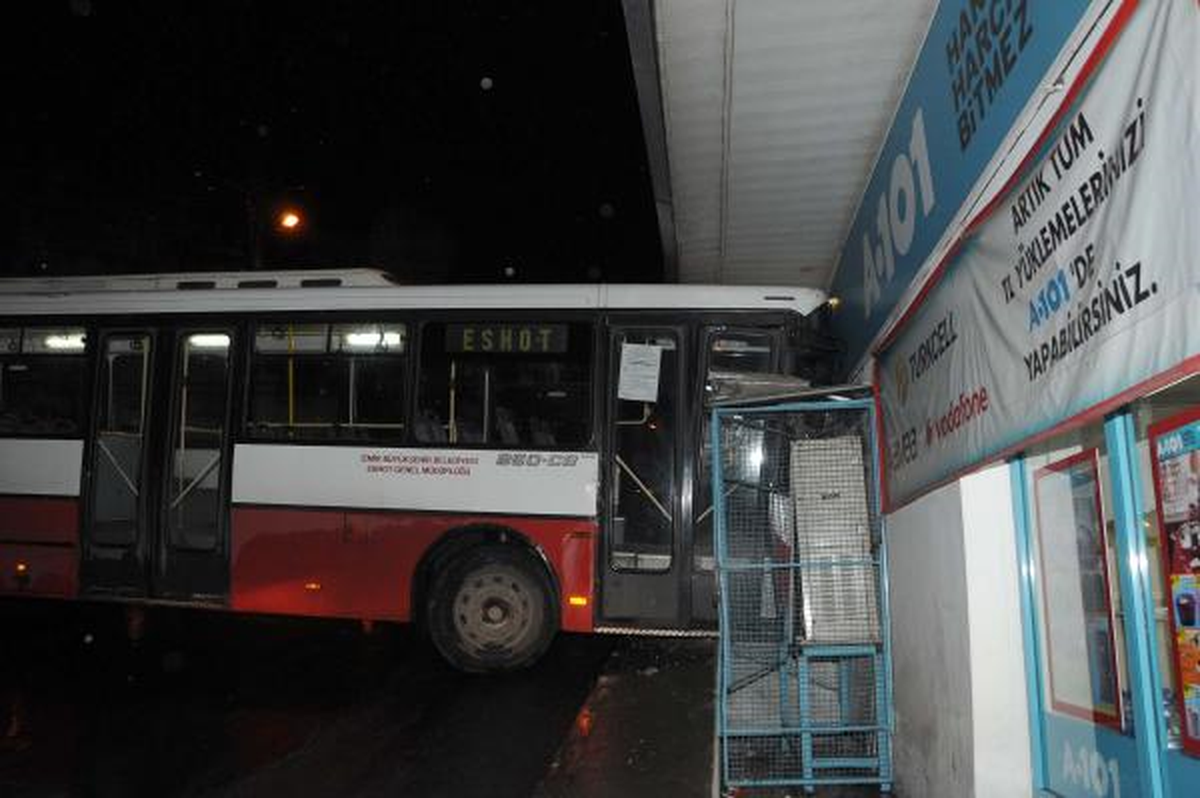 İşyerinin Duvarına Çarpan Otobüs, Korkuttu