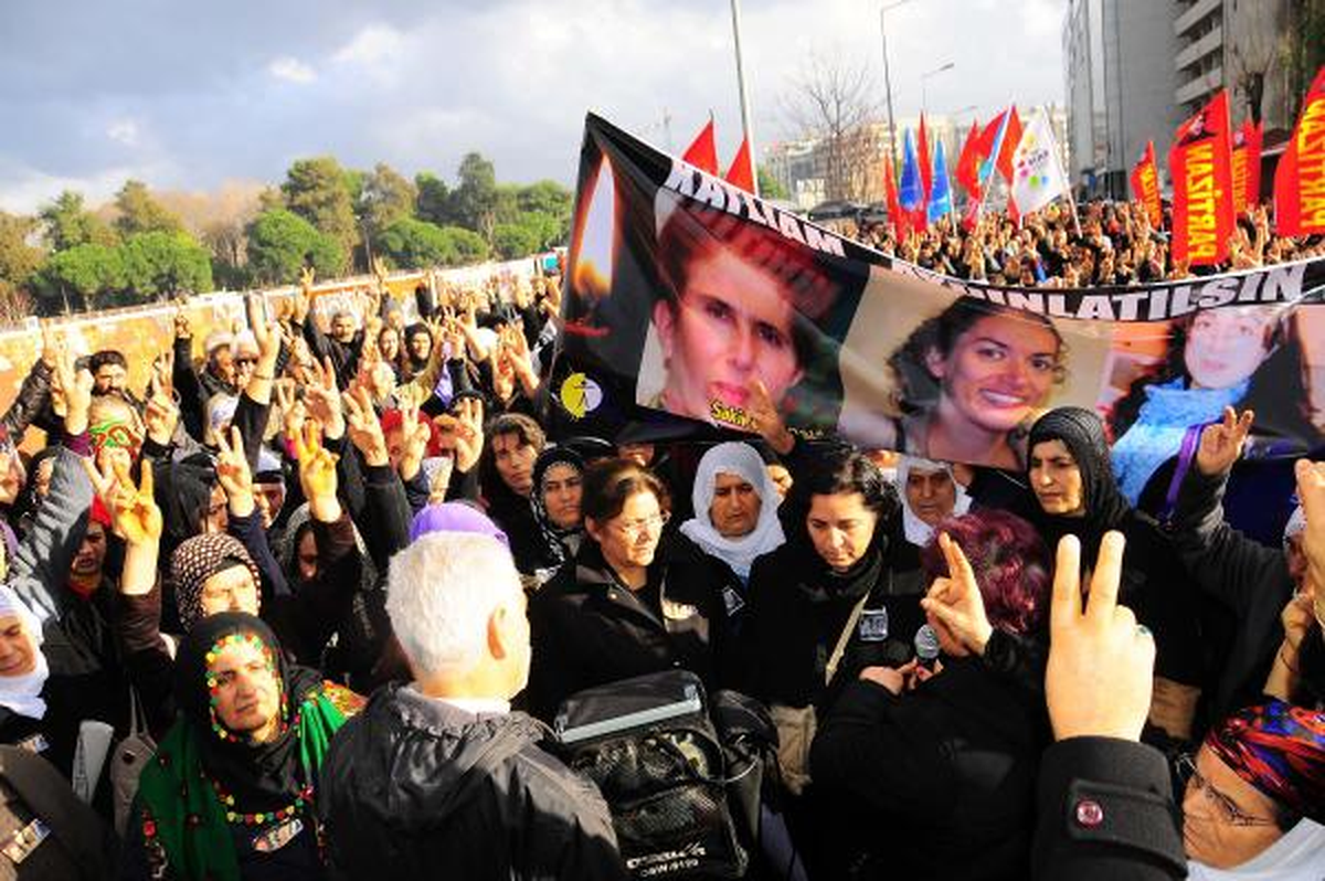 İzmir\'de BDP\'li Kadınlardan Paris Protestosu