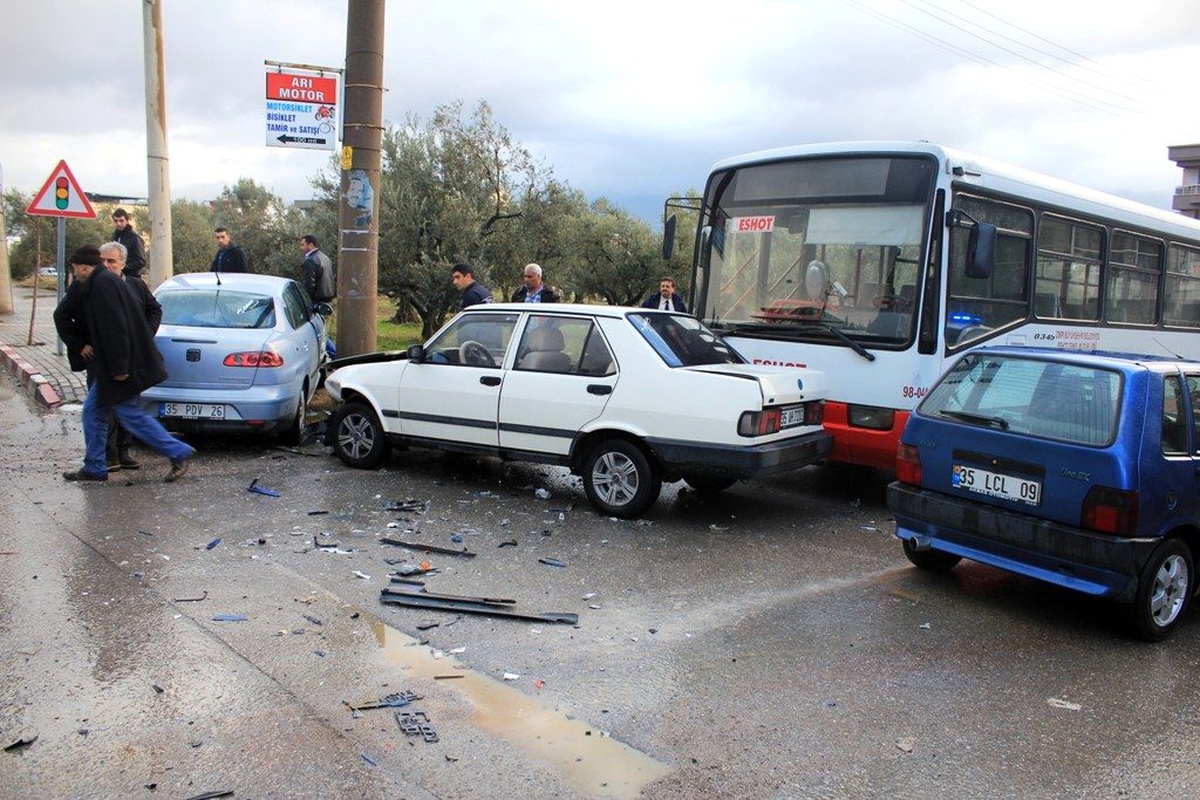 İzmir\'de Zincirleme Trafik Kazası: 3 Yaralı