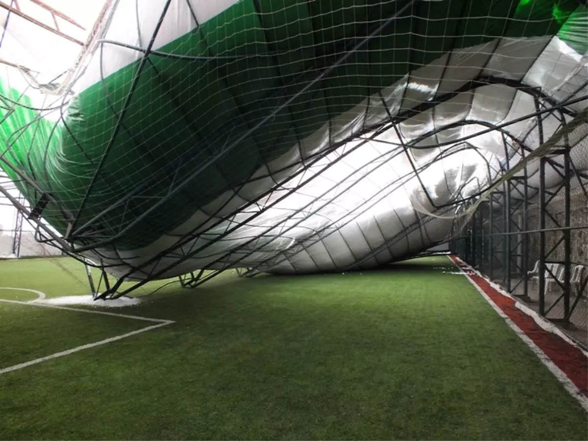 Kar Nedeniyle Çatılar Çöktü