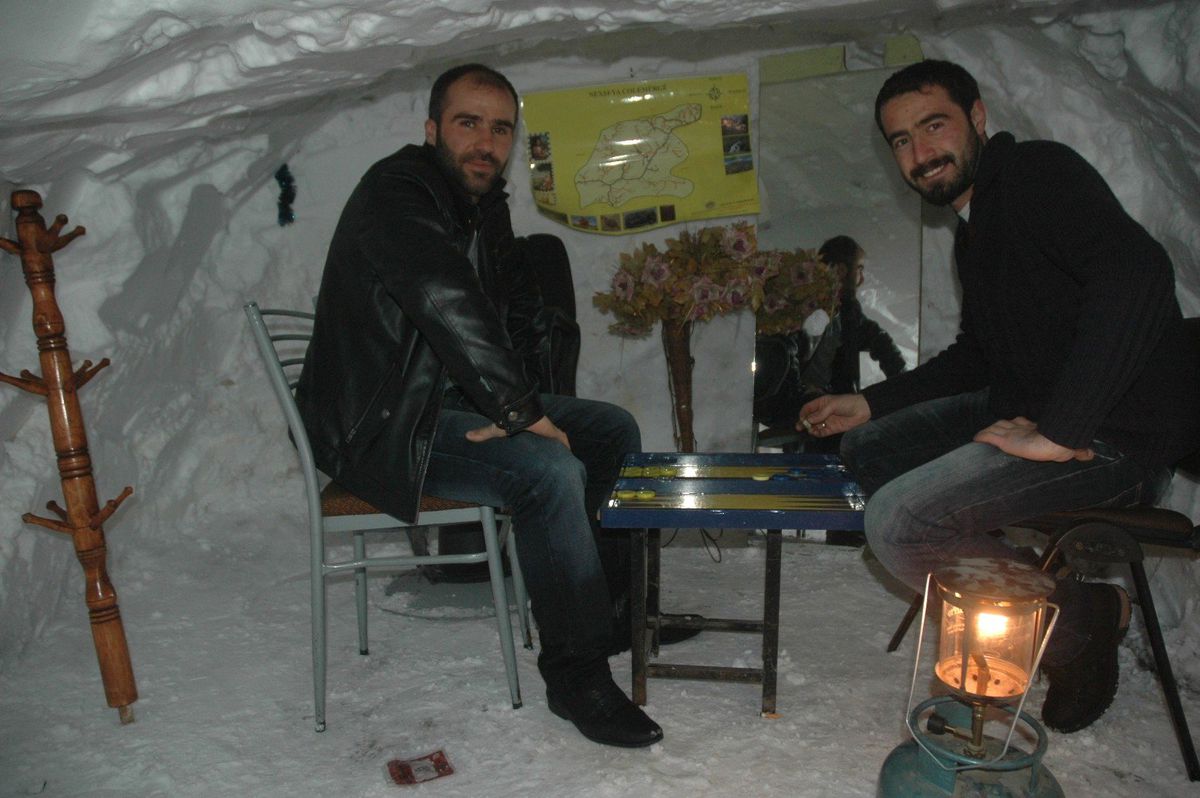 Kar Oyuğunda Tavla Keyfi