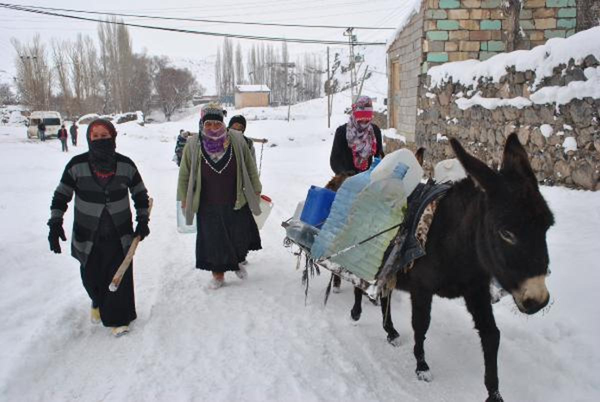 Karakışta Eşeklerle Su Taşıyorlar