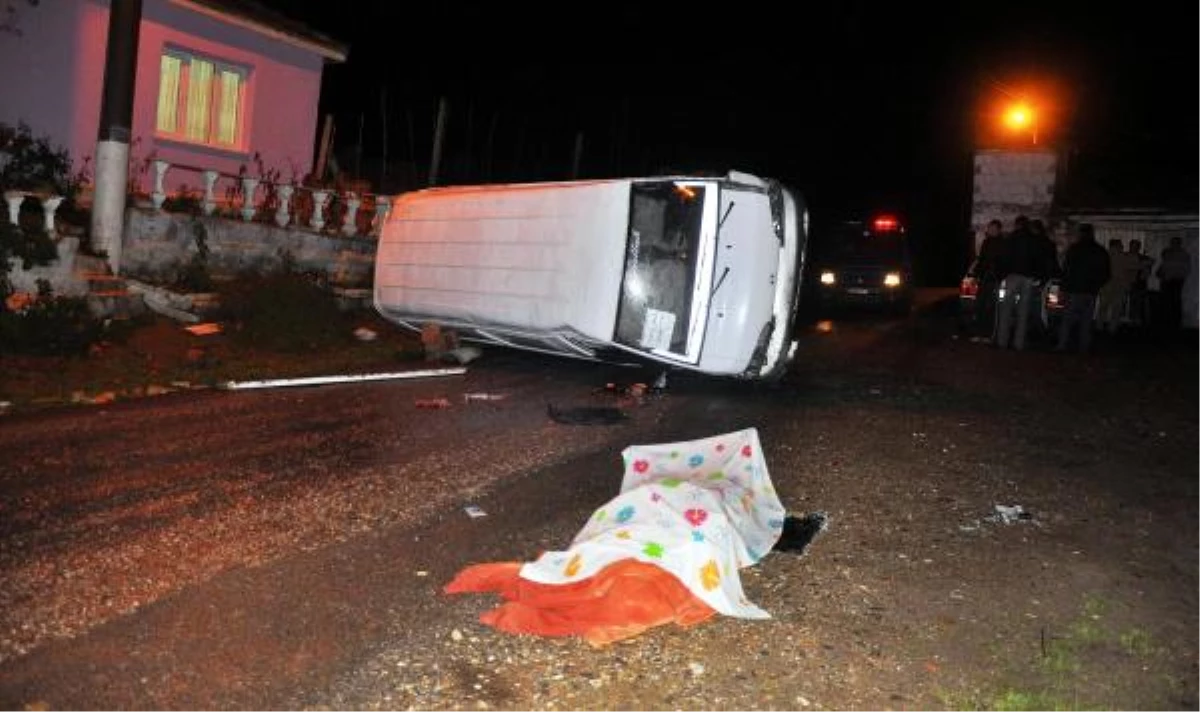 Kaygan Yolda Minibüs Devrildi: 1 Ölü, 2 Yaralı