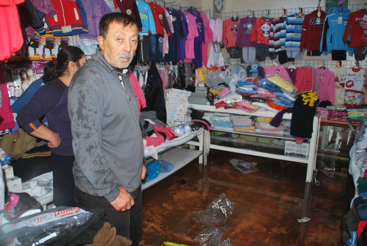 Marmaris\'te Ev ve İş Yerleri Sular Altında Kaldı