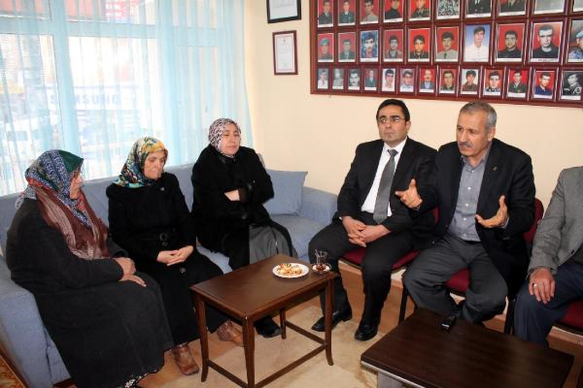 Milletvekili\'nin Ziyareti Sırasında Şehit Anneleri Gözyaşlarını Tutamadı