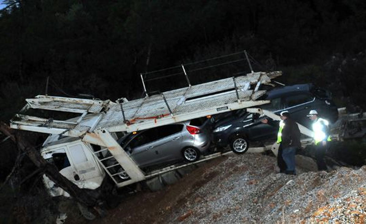 Sıfır Otomobilleri Taşıyan Tır Devrildi