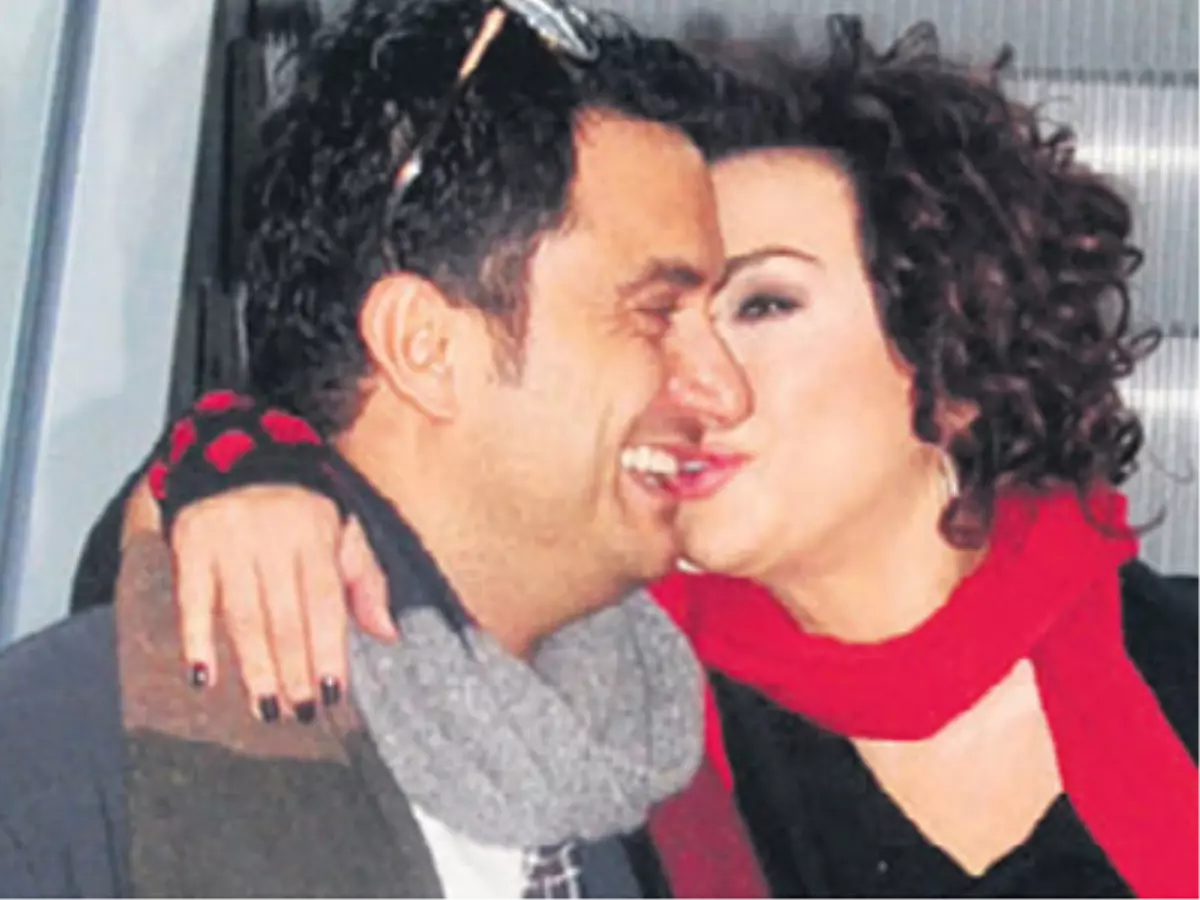 20 Yaş Küçük Sevgiliyle Öpücük Şov