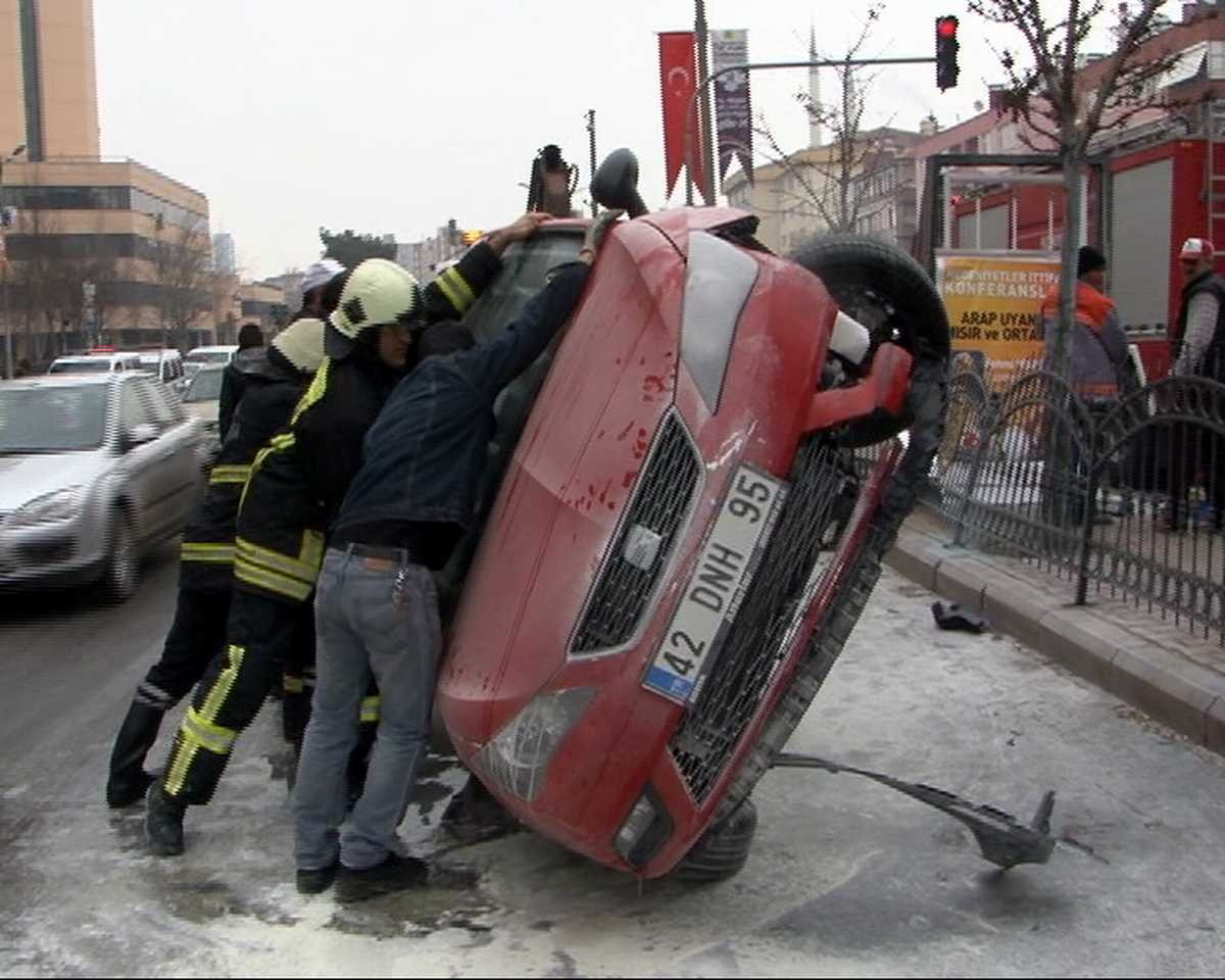 Refüje Çarpan Otomobil Devrildi: 3 Yaralı