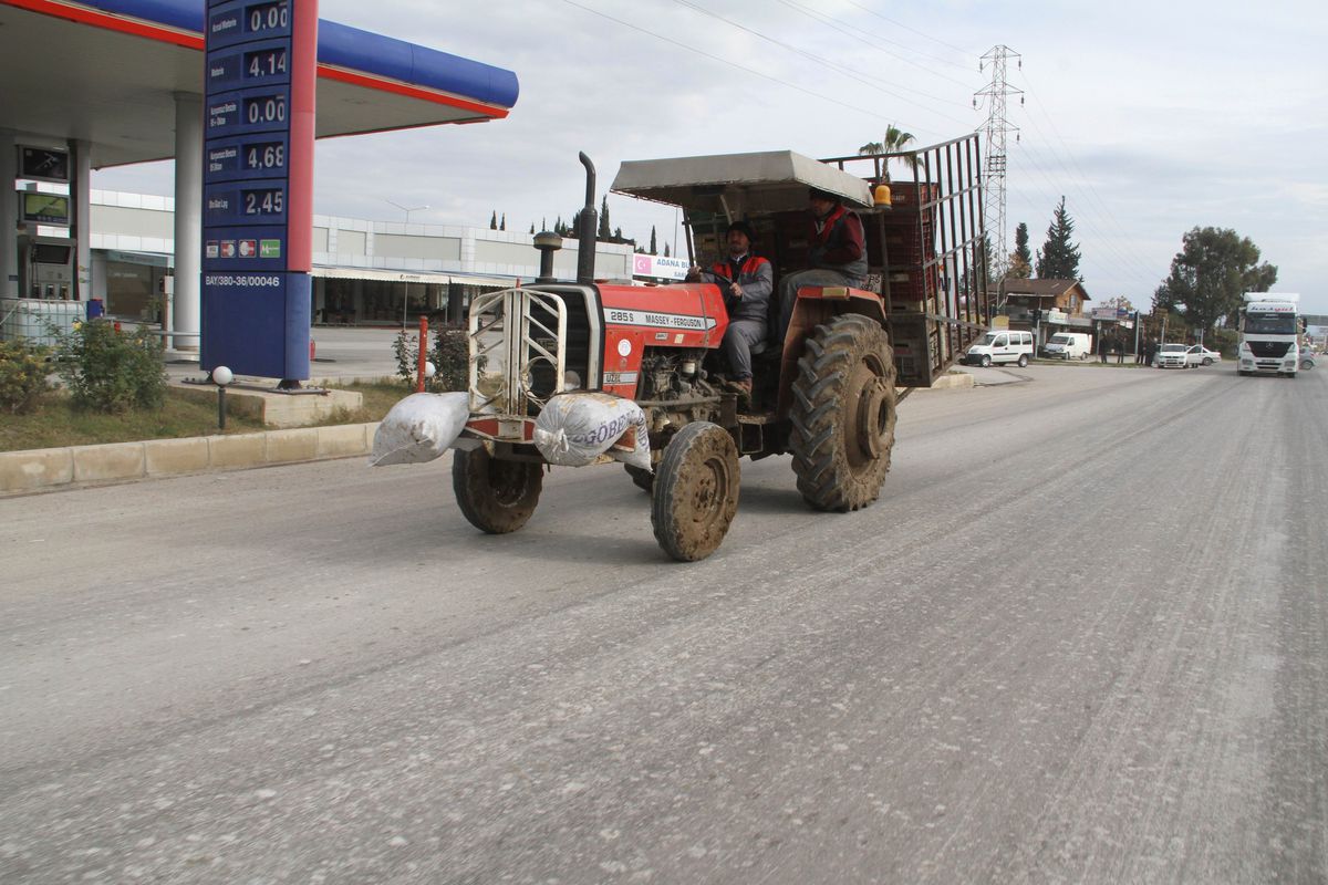 Traktörün Şahlanmaması İçin Kum Torbalı Önlem