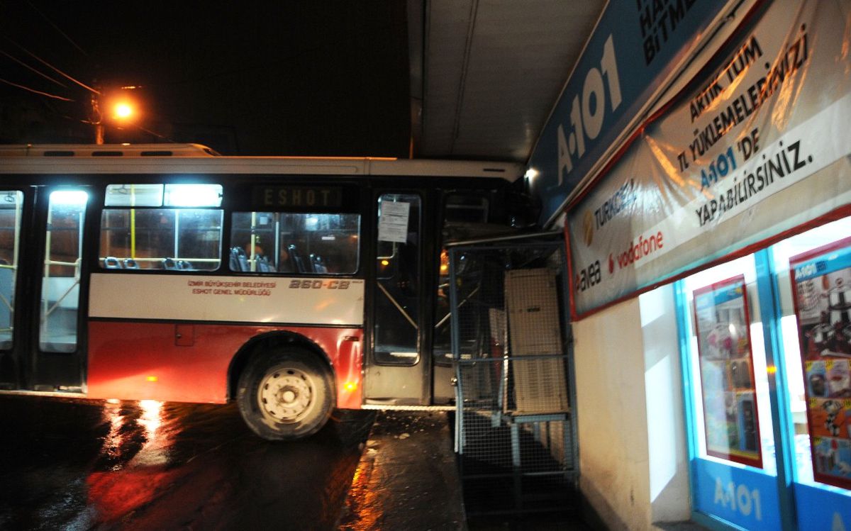 Belediye Otobüsü Virajı Alamayarak Markete Girdi