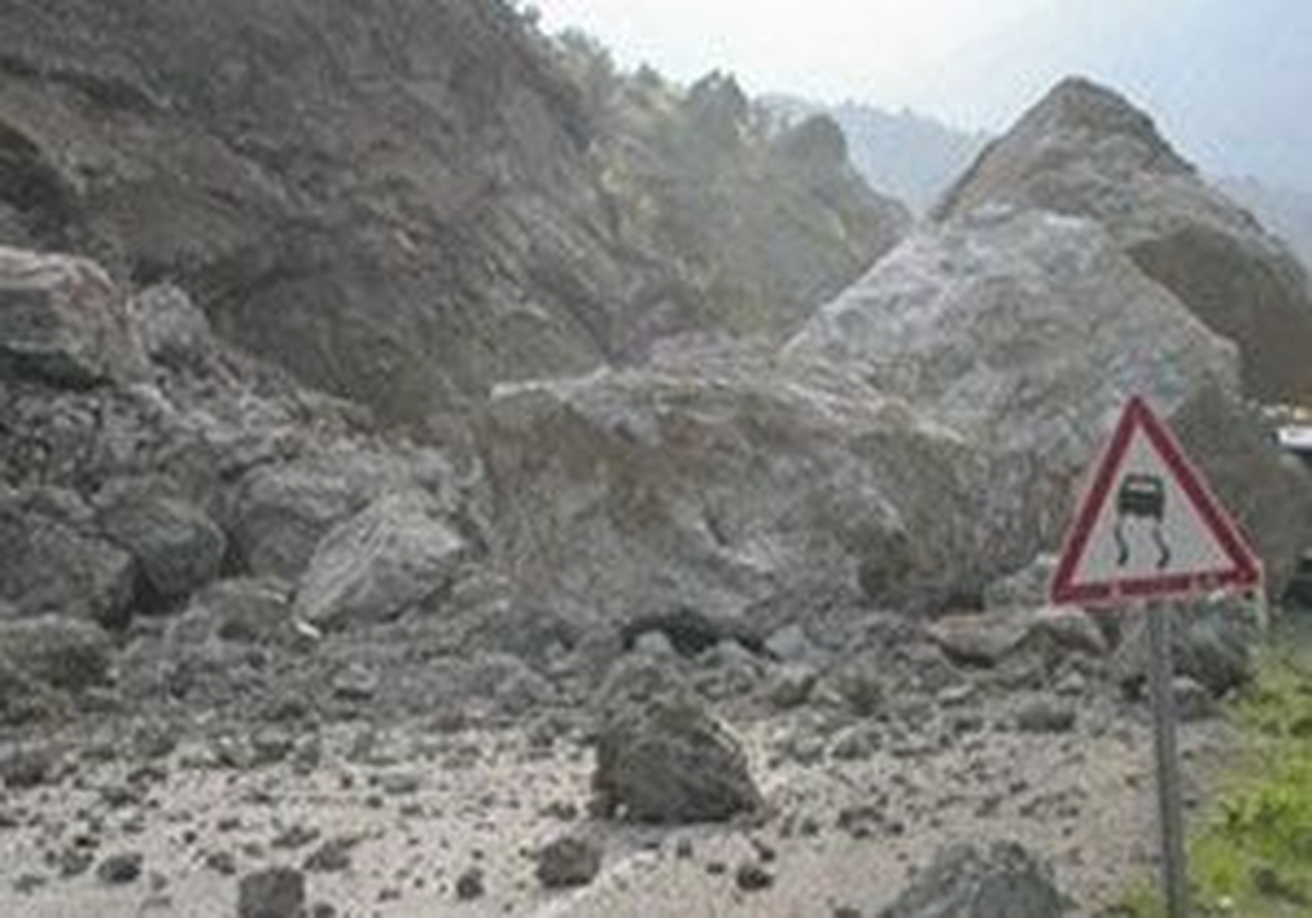 Antalya\'da Karayolunda Toprak Kayması