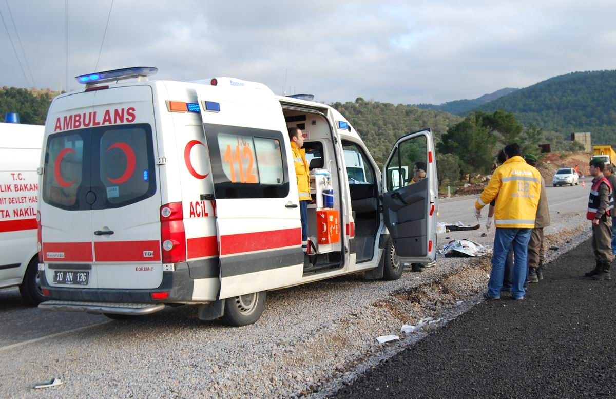 Balıkesir\'de Trafik Kazası: 3 Ölü, 4 Yaralı
